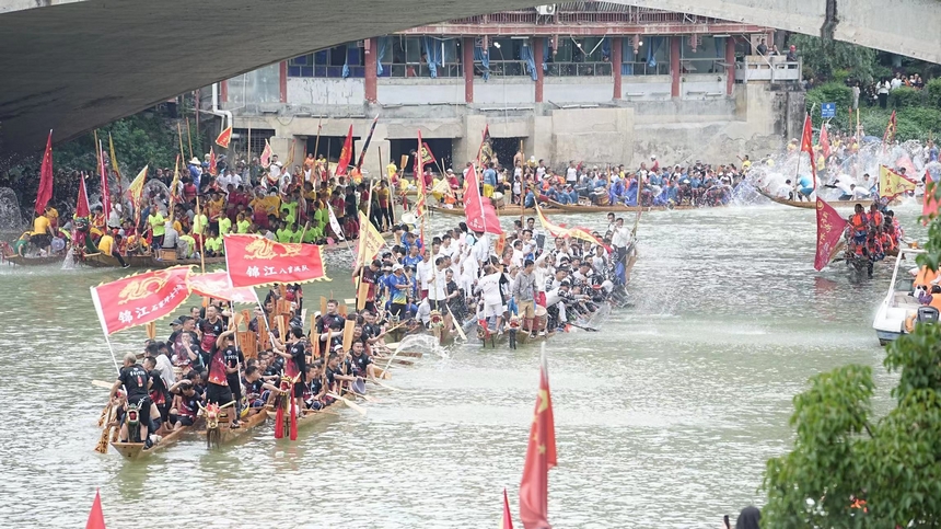 “龍舟游江”活動現場。申逸愷、李銘亨攝