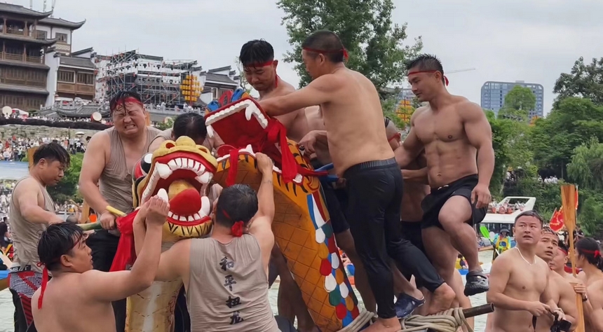 “龍舟游江”活動現場。謝宗沛攝