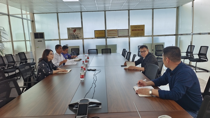 5月8日，鎮寧自治縣政協園區協商工作組深入貴州紅星山海生物科技有限公司調研，與企業家們座談交流。