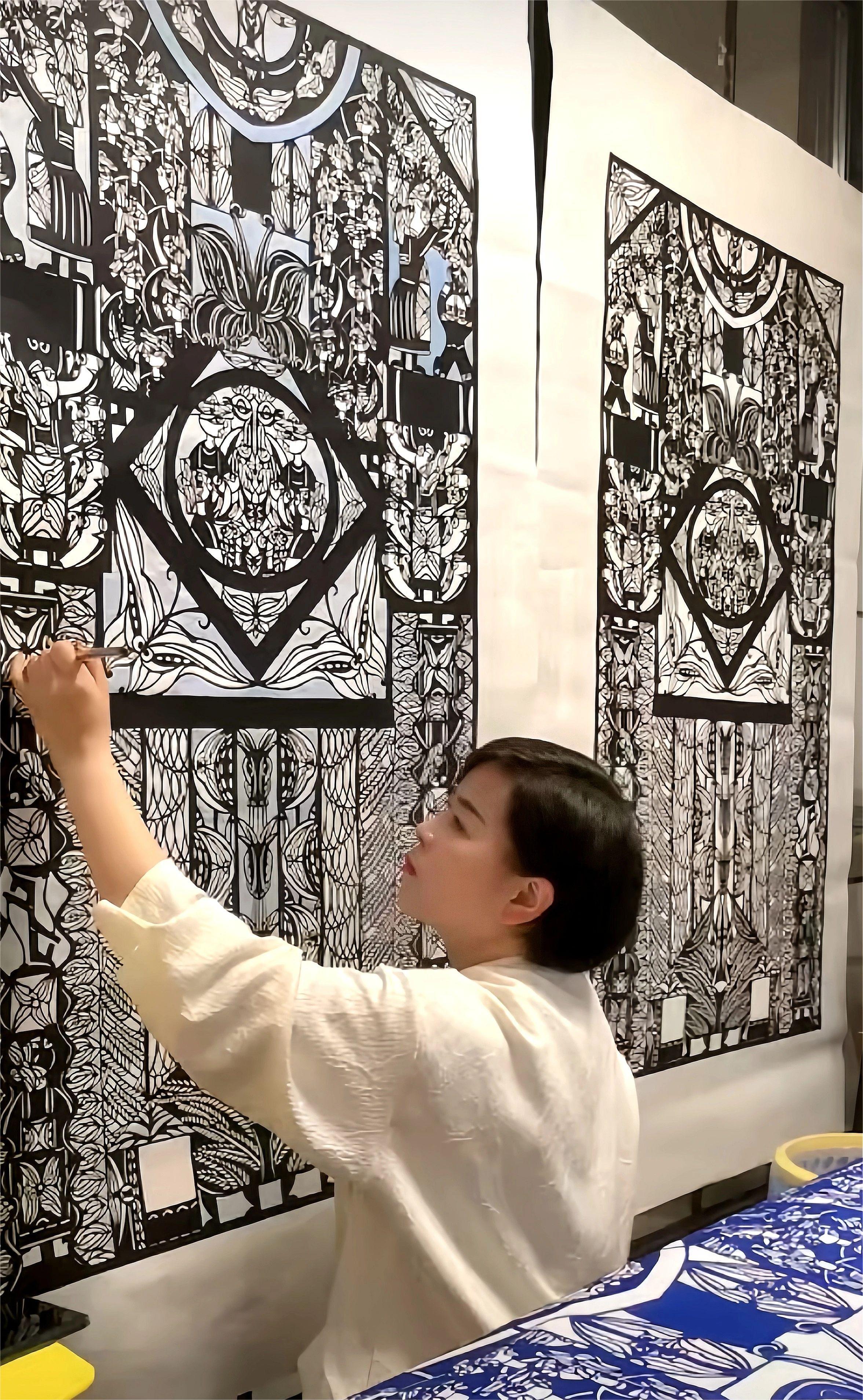 創作者曹梅梅正在專心創作。習水縣融媒體中心供圖