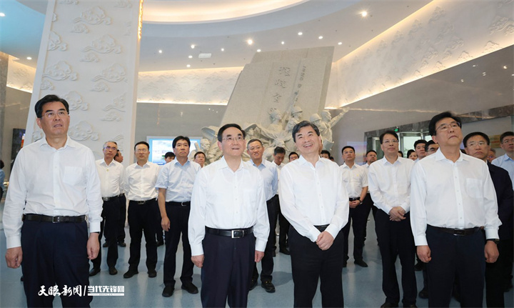 圖為貴州省黨政代表團在寧德市參觀寧德“擺脫貧困”主題展覽。