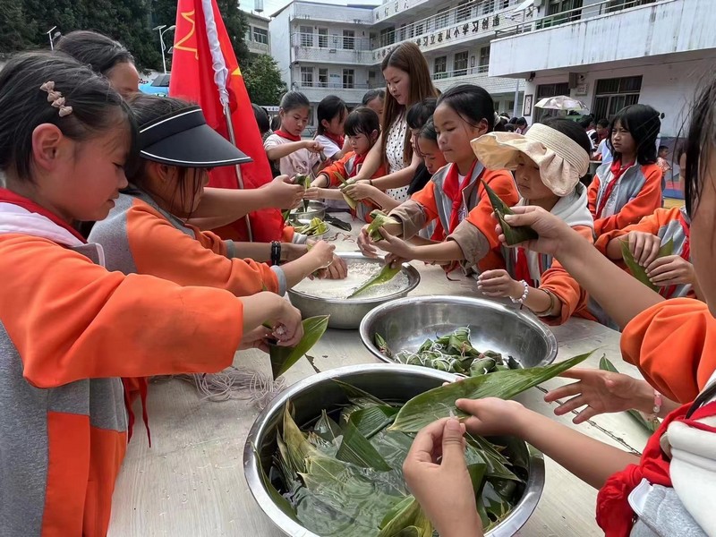 6月7日，赫章縣古達鄉師生包粽子迎端午。閔云瀟  攝.jpg