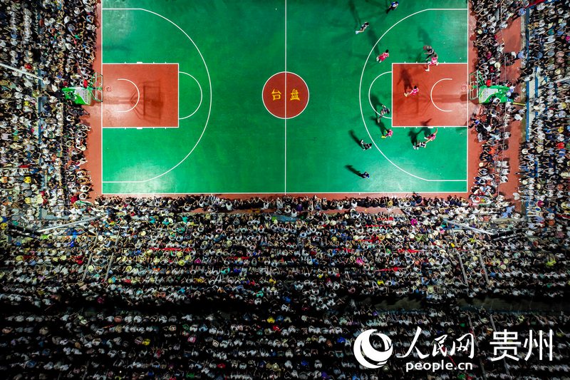 航拍臺江縣“村BA”現場。人民網 涂敏攝
