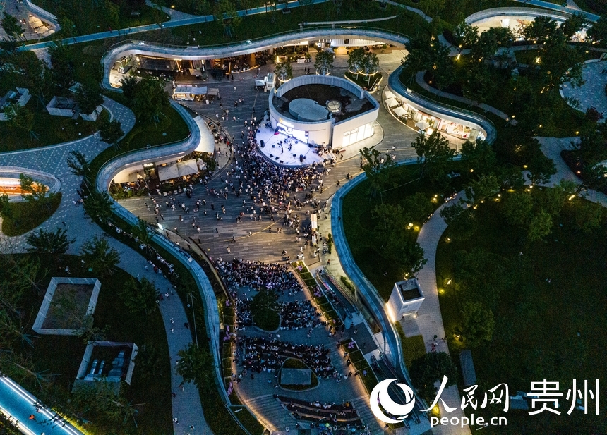 航拍觀山湖路邊音樂會。人民網 陽茜攝