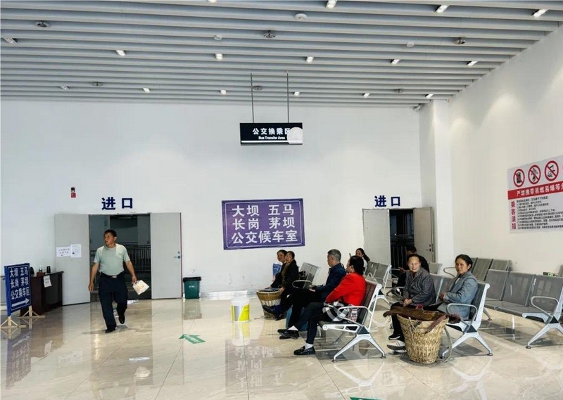 仁懷市民在仁懷客運總站公交車侯廳室等待上車。