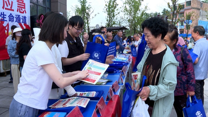 工作人員向廣大群眾集中宣傳普及安全生產、交通安全、用電安全、森林防火、防范電信詐騙、消防安全、防災減災救災等方面知識及法規政策 修文縣融媒體中心陳祺 攝