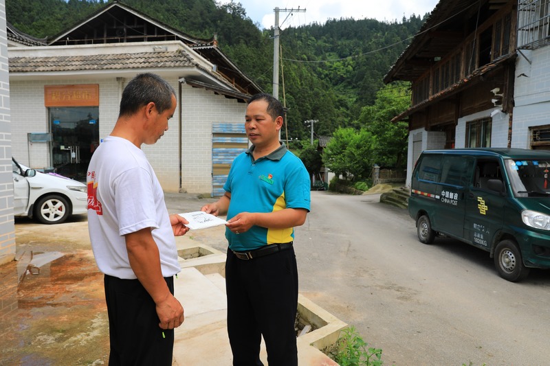 快遞員將包裹送到群眾手中。