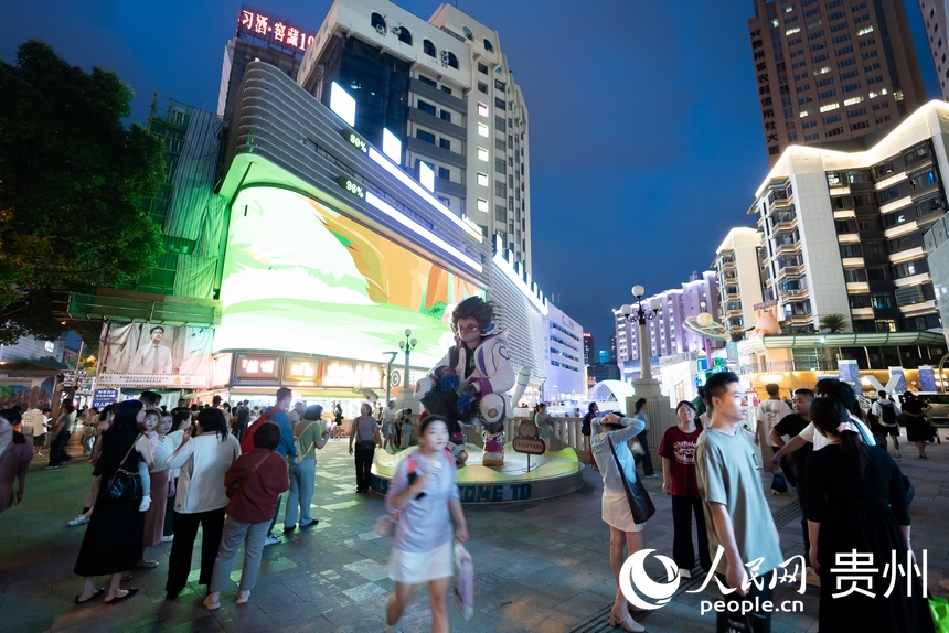 6月21日，夜幕下人頭攢動的貴陽市太平路街區。 人民網記者 涂敏攝