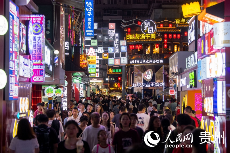 6月21日，貴陽，青云市集內游人如織。人民網記者 翁奇羽攝