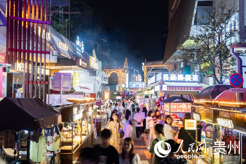 6月21日，夜幕下人頭攢動的貴陽市太平路街區。人民網記者 涂敏攝