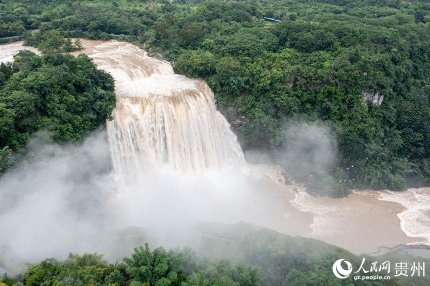 6月23日，黃果樹瀑布奔流而下、氣勢磅礴、蔚為壯觀。人民網記者 翁奇羽攝