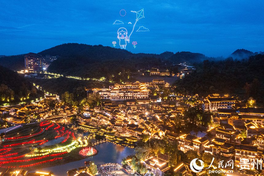 6月24日，烏江寨景區燈光璀璨，夜景迷人。人民網記者 翁奇羽攝
