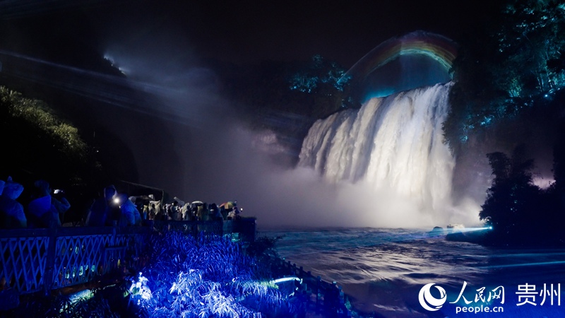 6月23日拍攝的黃果樹瀑布夜景。人民網記者 涂敏 攝