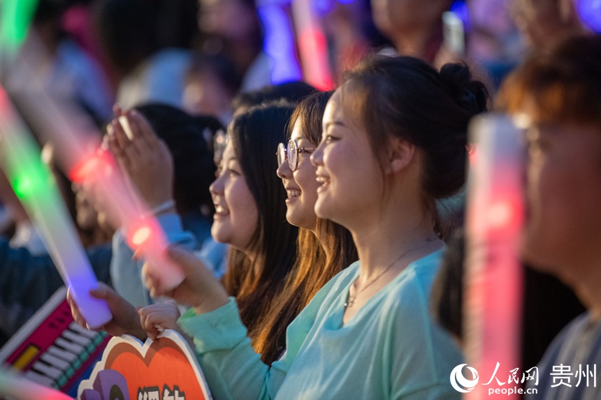6月26日晚，貴陽市觀山湖路邊音樂會現場氣氛熱烈，觀眾陶醉音樂之中。 人民網記者 翁奇羽攝 