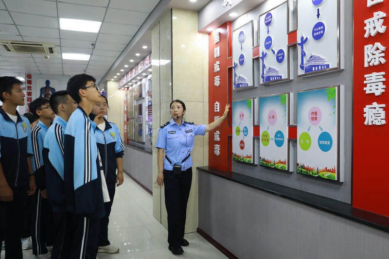 _講解員帶領同學們參觀禁毒教育基地。劉夢攝