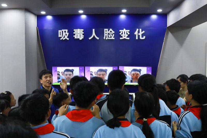 學生們參與體驗“吸毒人臉變化”系統。劉夢攝