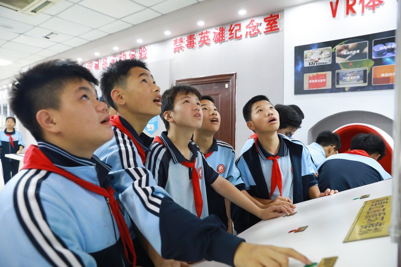 學生在禁毒教育基地參觀學習。劉夢攝