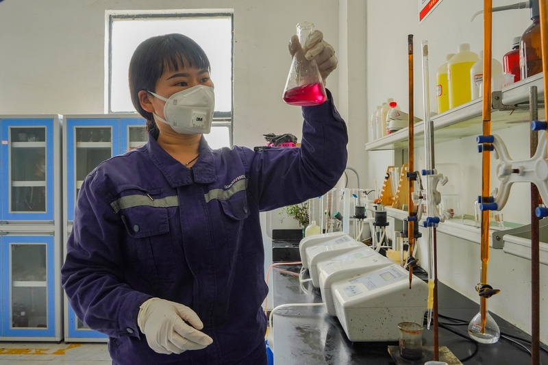 技術人員在對處理后的滲濾液進行水質檢測。