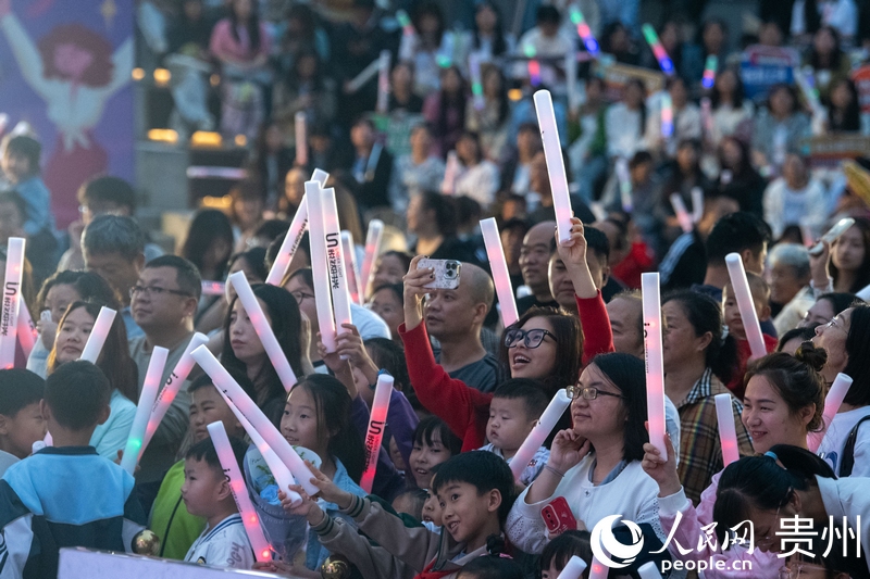6月26日晚，貴陽市觀山湖路邊音樂會現場氣氛熱烈，觀眾陶醉音樂之中。人民網記者 翁奇羽攝