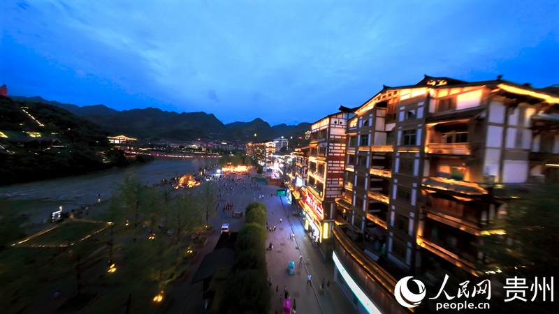 航拍茅臺鎮夜景。人民網記者 涂敏攝