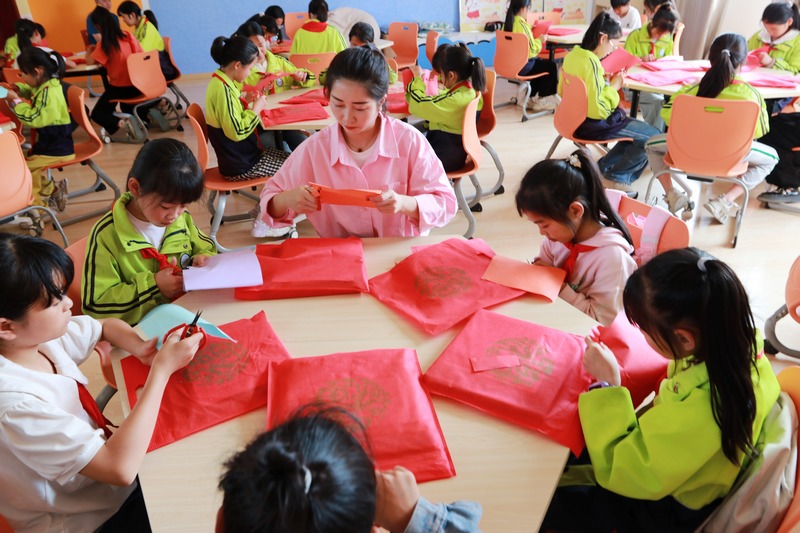 2024年6月27日，貴州省黔西市精神文明辦開展“童心倡文明·爭做好少年”主題剪紙文明實踐活動，在黔西市錦繡學校美術室組織學生學習主題剪紙。