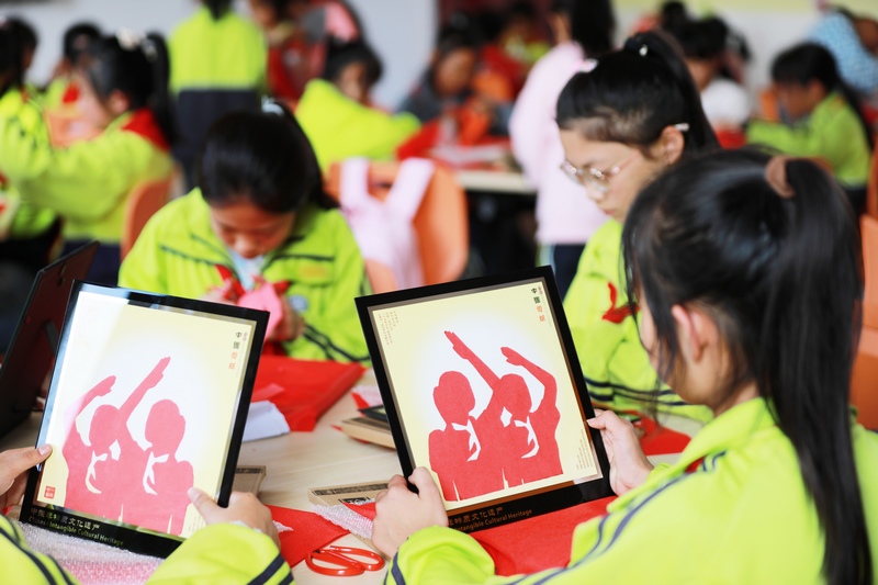 2024年6月27日，貴州省黔西市精神文明辦開展“童心倡文明·爭做好少年”主題剪紙文明實踐活動，在黔西市錦繡學校美術室組織學生學習主題剪紙。 