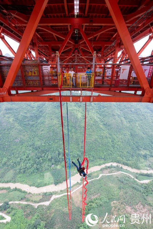 在壩陵河大橋上，游客雷先生縱身一躍，體驗蹦極，感覺極限運動帶來的刺激。人民網記者 翁奇羽攝.jpg