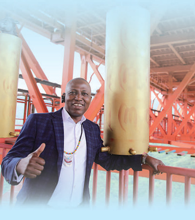 在位于安順市的壩陵河大橋，尼日利亞駐上?？傤I事館商務專員哈桑在觀光步道中央拍照留念。