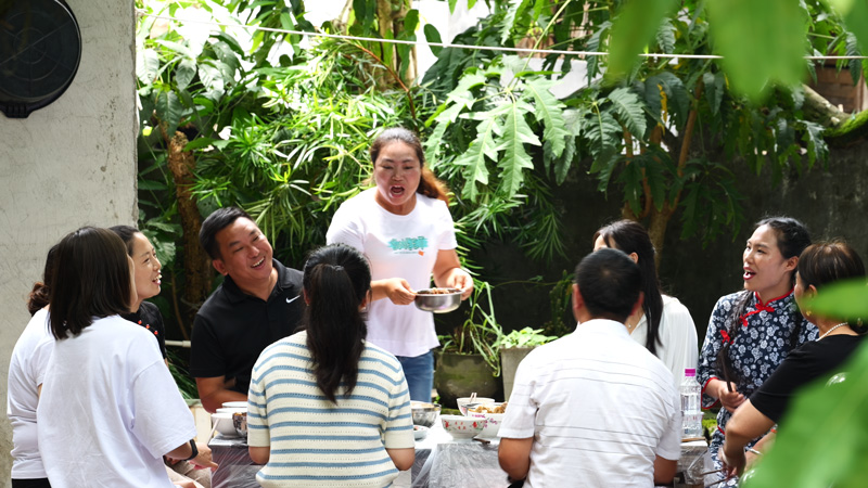 5、6月30日，水壩塘鎮村民在自家院子里唱歌，歌唱美好生活。金梟梟攝