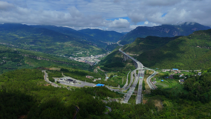 正習高速穿境而過桐梓水壩塘鎮。金梟梟攝