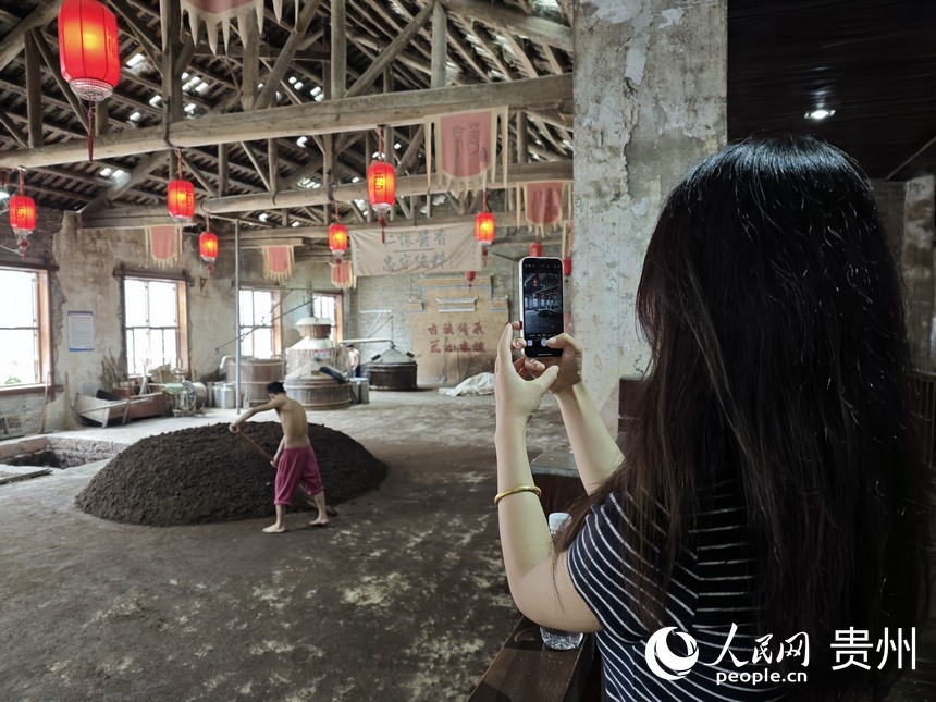 游客在特色酒莊感受醬香白酒制造過程。人民網 龍章榆攝