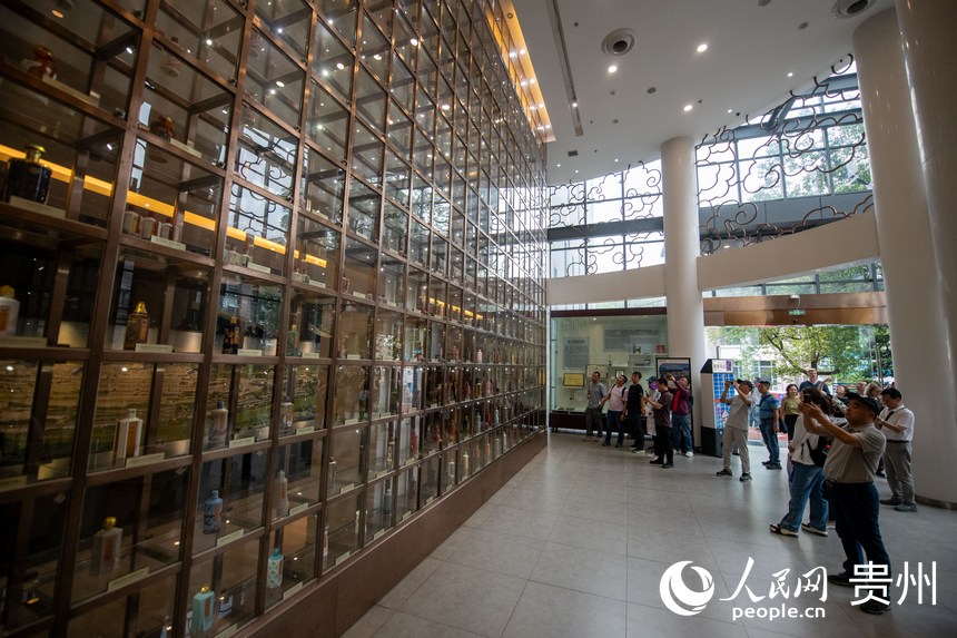 游客在中國酒文化城參觀。人民網記者 翁奇羽攝