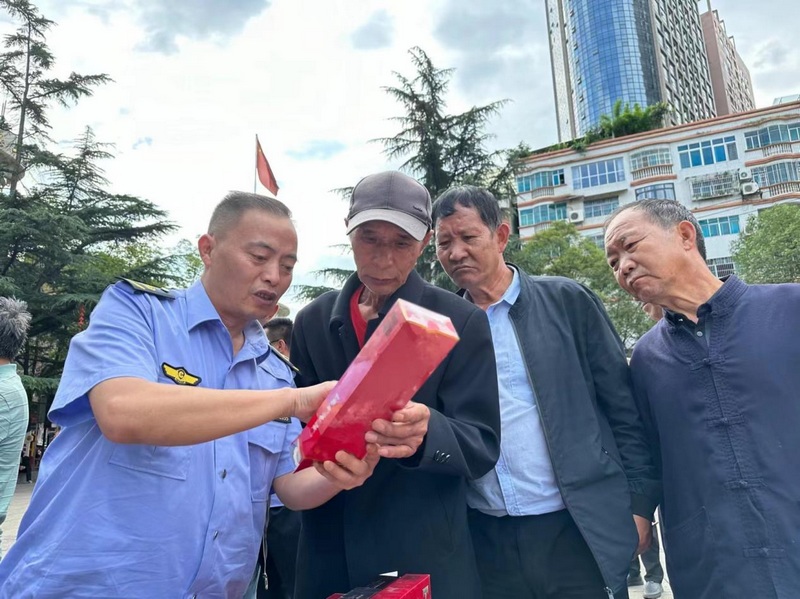 專賣人員講解真假煙識別知識。