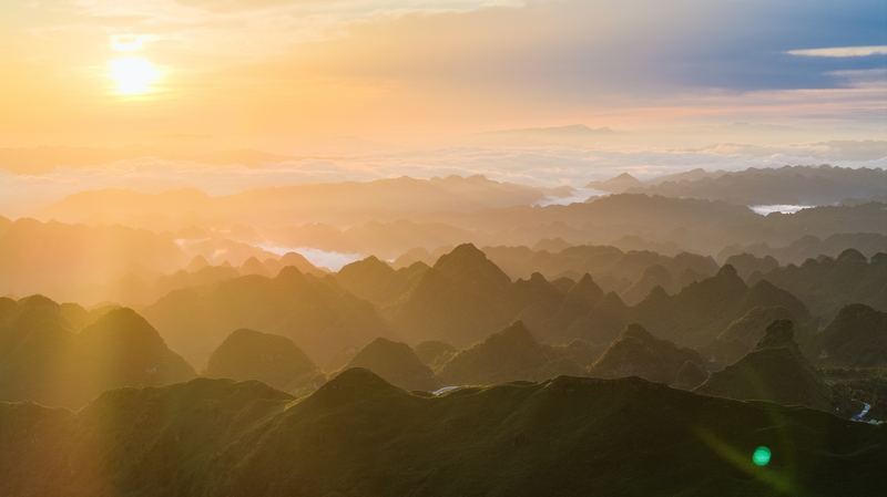 7月2日，貴州省畢節市赫章縣阿西里西大草原景區的日出、云海景觀。