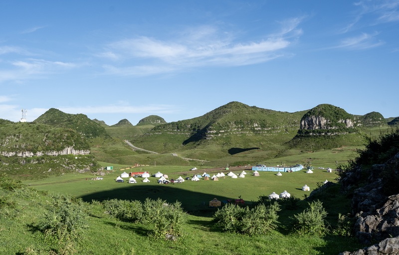 7月2日，游客在阿西里西大草原露營游玩。