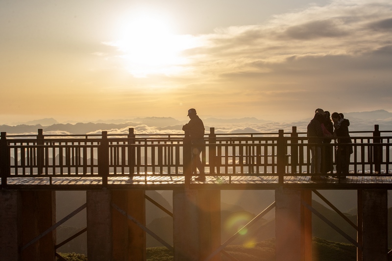 7月2日，游客在貴州省畢節市赫章縣阿西里西大草原景區觀看日出、云海。
