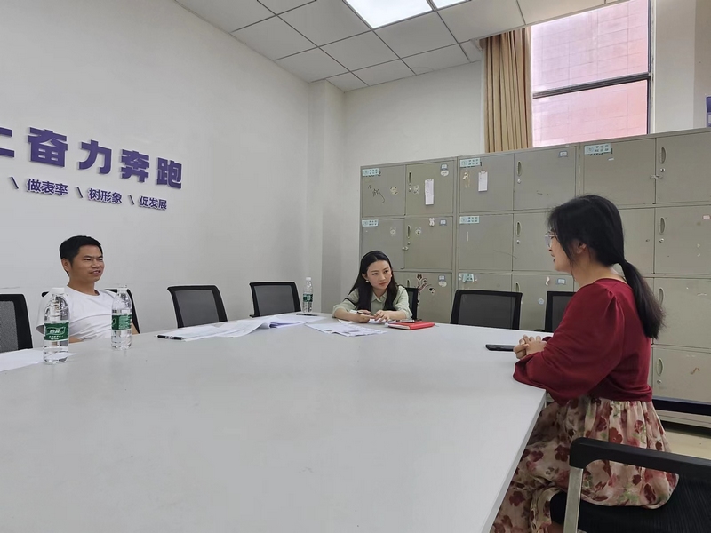 工作人員在高校開展志愿者現場面試。2024（貴州?仁懷）布魯塞爾國際烈性酒大獎賽工作專班供圖