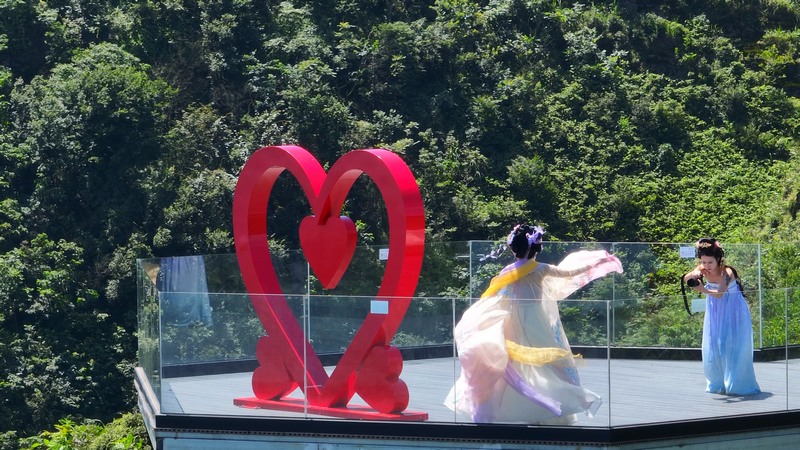 游客穿著漢服在景區打卡拍照 李杰 攝.jpg