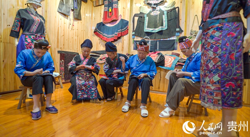 繡娘們正在制作繡品。人民網 陽茜攝