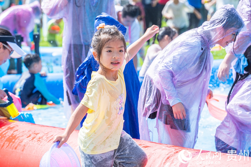 潑水狂歡，清涼一“夏”。人民網 陽茜攝