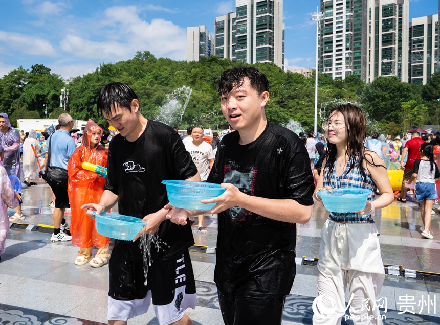 潑水狂歡，清涼一“夏”。人民網 陽茜攝