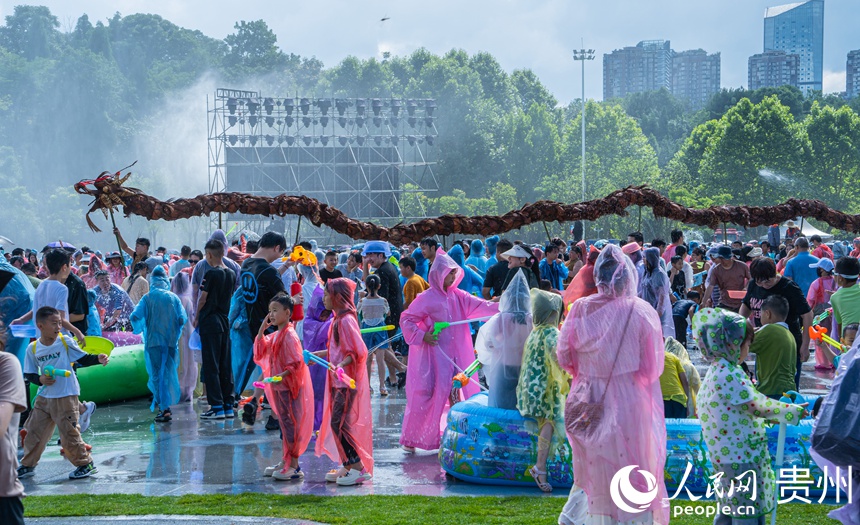 水龍巡游，潑水納福。人民網 陽茜攝