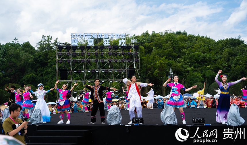 民族歌舞節目嗨翻全場。人民網 陽茜攝