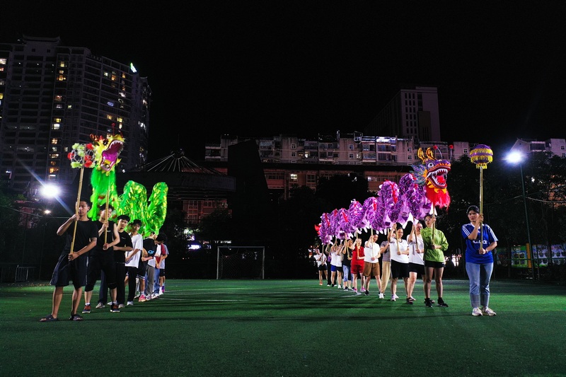 參加“六月六”仰阿莎文化節的舞龍隊員正在加緊排練。楊家孟攝