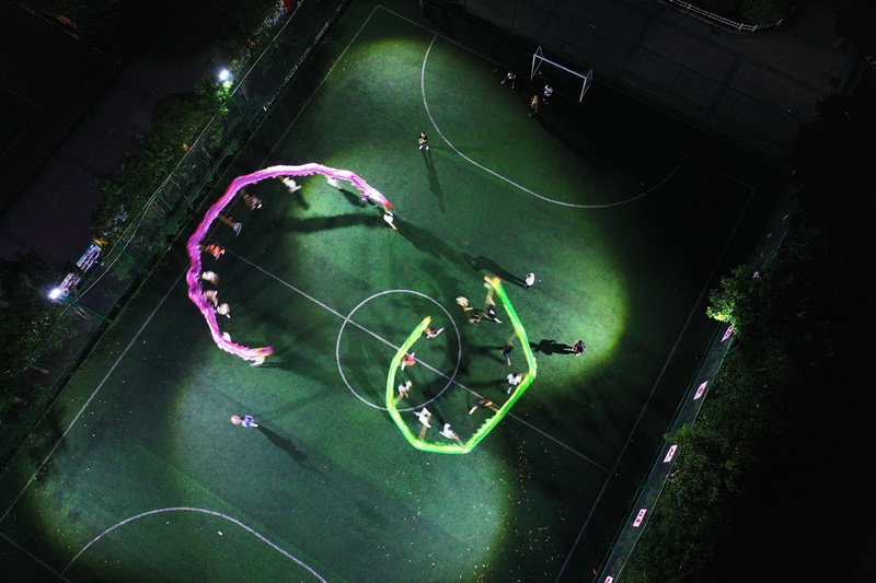 參加“六月六”仰阿莎文化節的舞龍隊員正在加緊排練。楊家孟攝