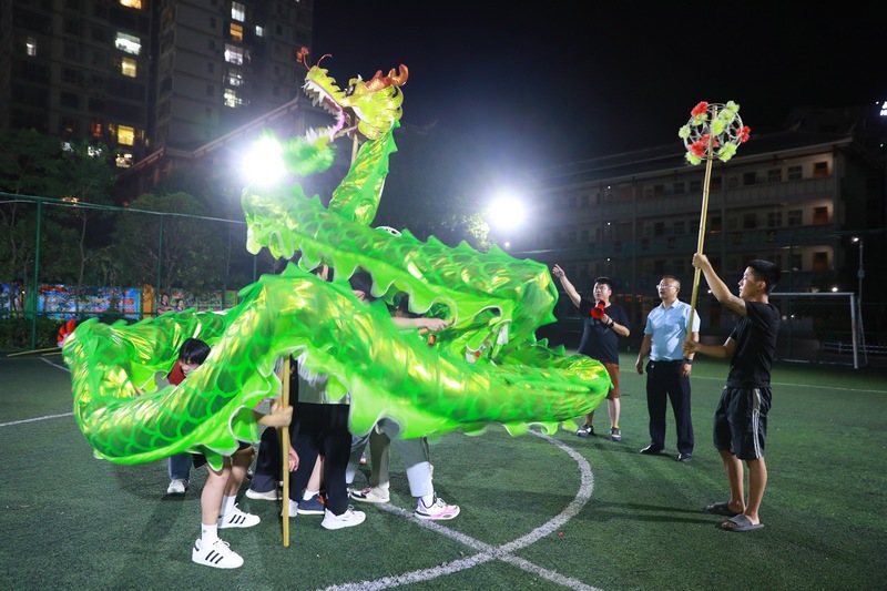 參加“六月六”仰阿莎文化節的舞龍隊員正在加緊排練。楊家孟攝