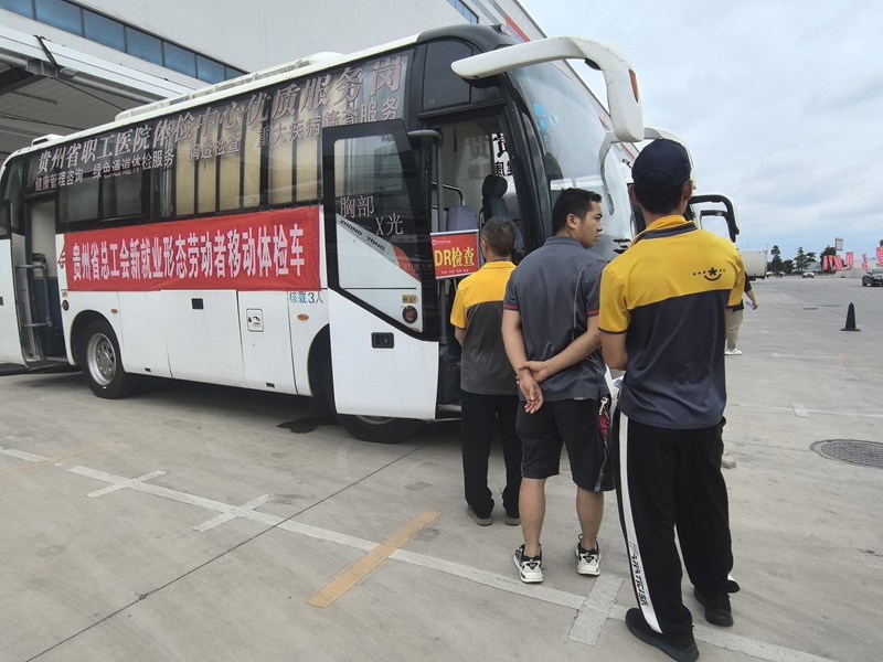 移動體檢車及醫務人員為新就業形態勞動者體檢。楊芮攝