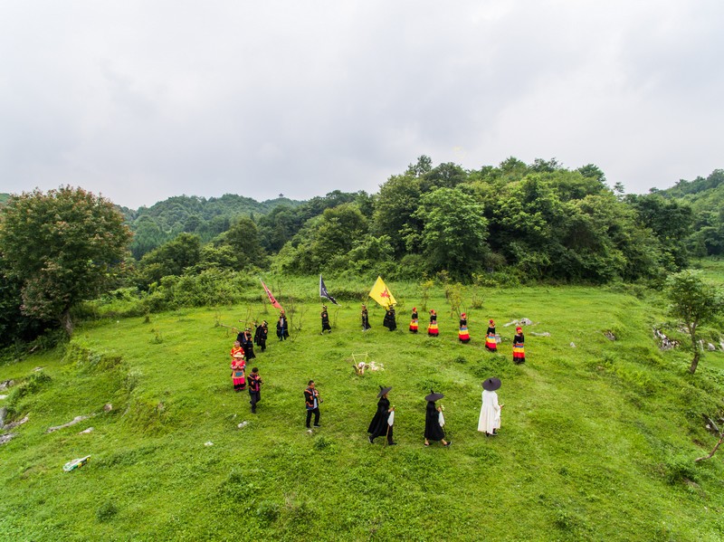 2020年6月29日，村民們正在貴州省畢節市百里杜鵑管理區普底鄉永豐村舉辦祭祀活動。