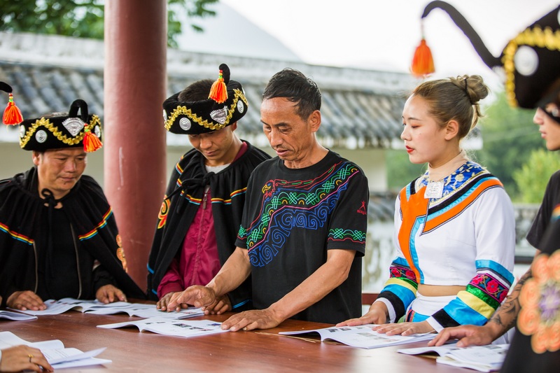 2020年6月30日，黃承龍（左三）帶領村民正在貴州省畢節市百里杜鵑管理區普底鄉迎豐村學習彝族文化。