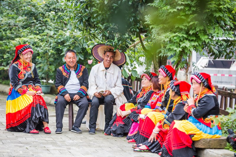 2020年6月30日，黃承龍（左三）和村民正在貴州省畢節市百里杜鵑管理區普底鄉迎豐村交流彝族文化。